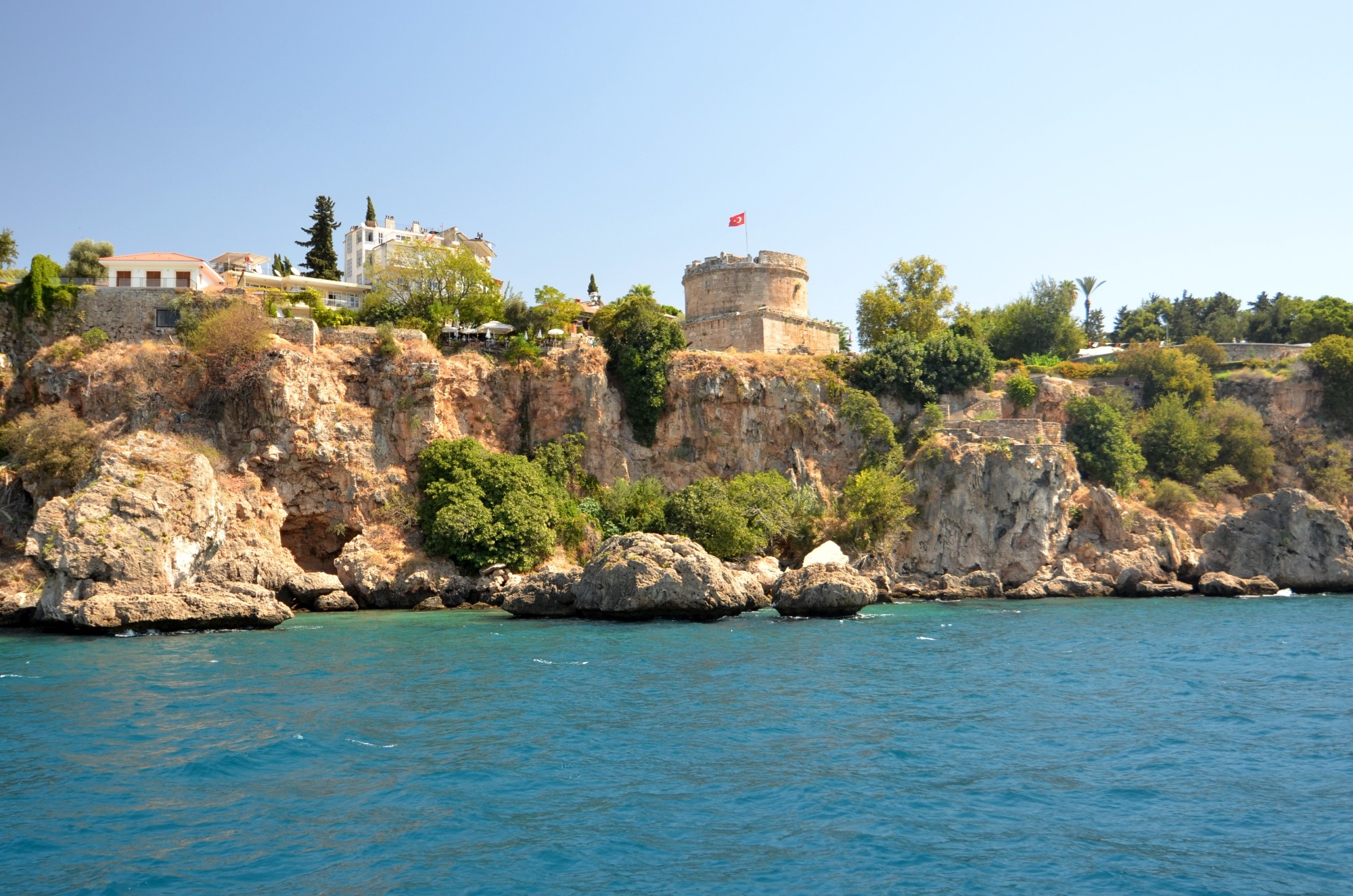 antalya-da-yer-alan-alt kismi-kare seklindeki-kule